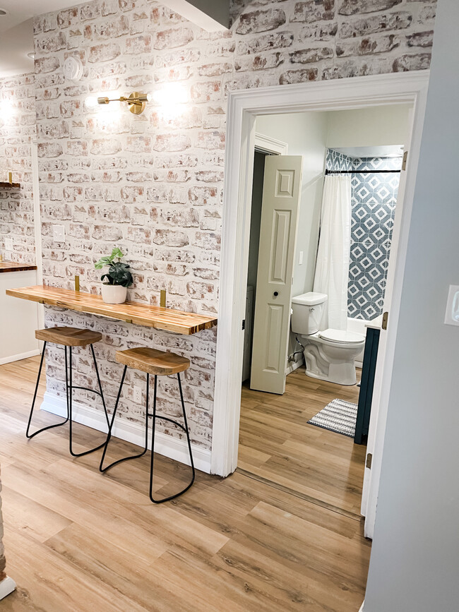 Building Photo - Furnished 2 bed 1 bath on 38th