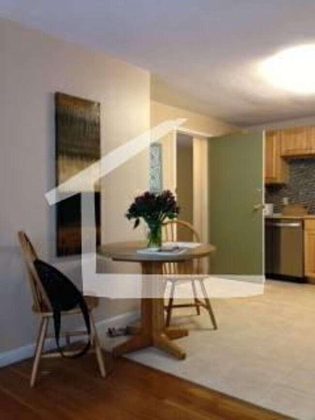 Building Photo - Modern 2 Bed on Gorgeous Brookline St. Heat and Hot Water Included.  No fee! Parking Available