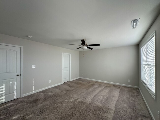 Building Photo - Stunning 4 Bed Home with Fenced Backyard