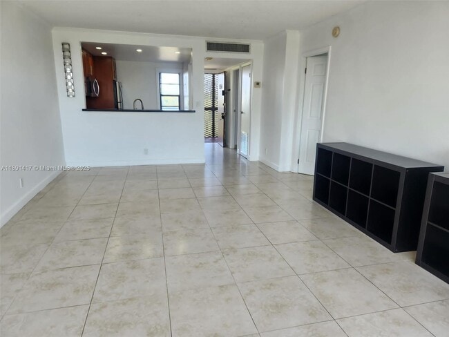 Building Photo - 3301 N Country Club Dr
