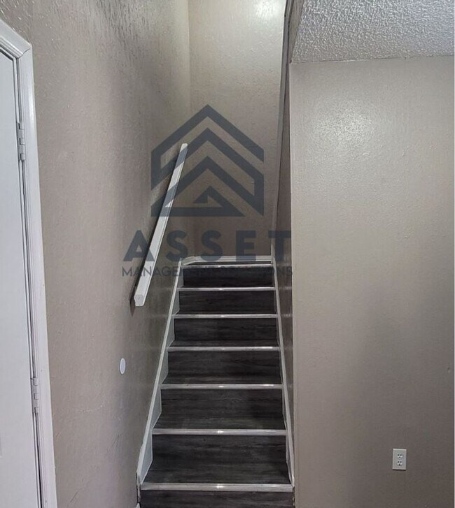 Building Photo - Charming 5 Bedroom House