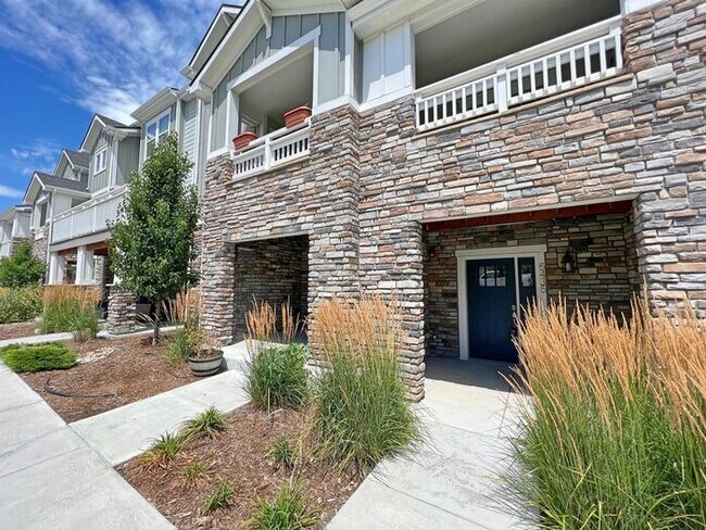 Building Photo - Cute Spacious Townhome in Prime Location – Available Now!