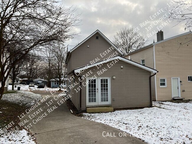 Building Photo - 1105 Bement-