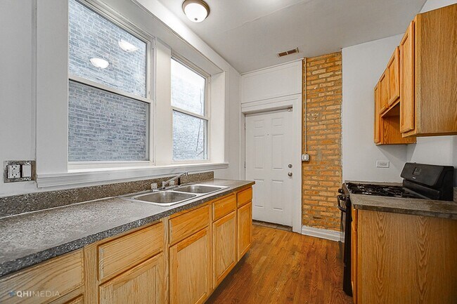 Building Photo - Amazing Woodlawn 3 Bedroom Apartment With ...