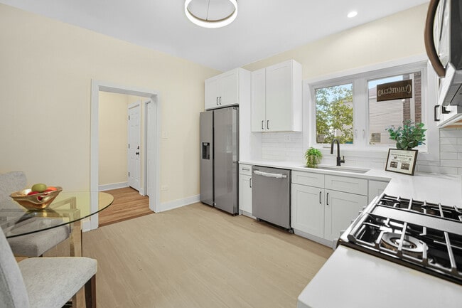 Building Photo - 2541 N 76th Ave