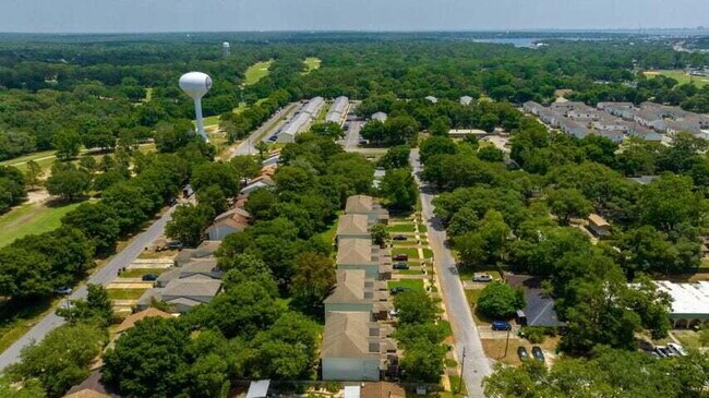 Building Photo - Move in ready Townhome in Fort Walton Beach close to Eglin AFB!