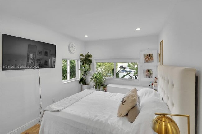 Building Photo - 1450 SW 20th Ave