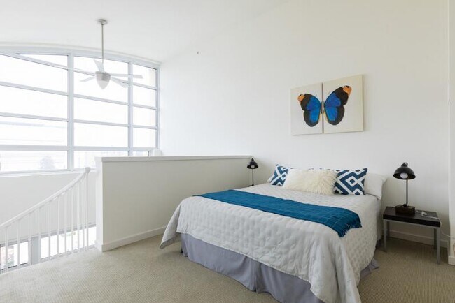 Building Photo - Penthouse loft with a private rooftop patio
