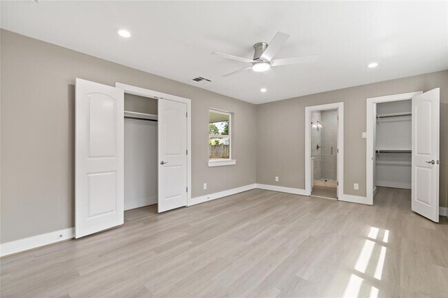 Building Photo - 214 Whispering Oaks Dr