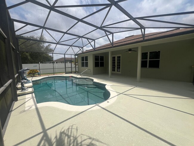 Building Photo - Beautiful 3 bedroom 2 bathroom pool home