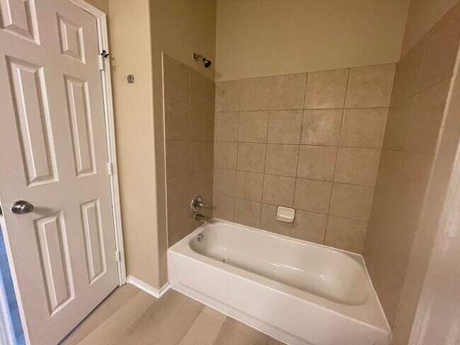 Building Photo - 105-107 Sunburst Court