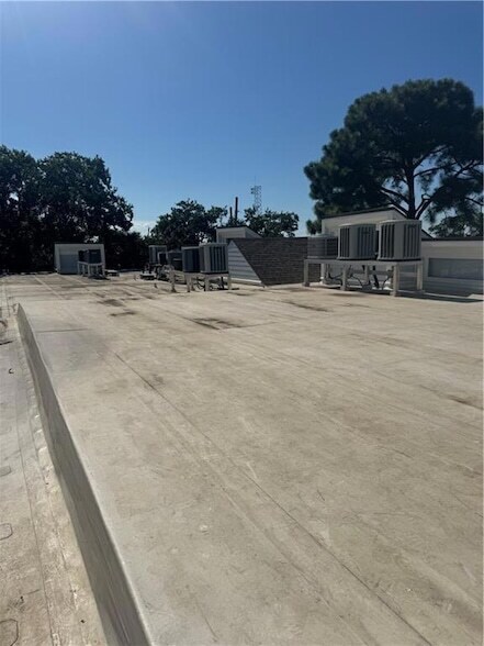 Building Photo - 318 Lake Marina Ave