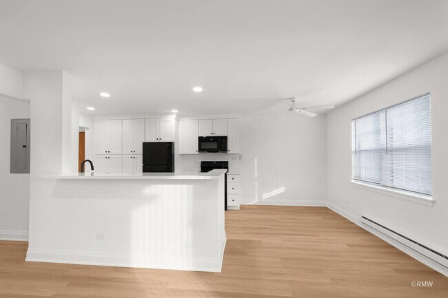 Building Photo - 224 S Rush St