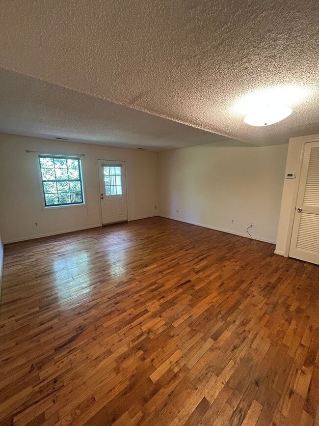 Building Photo - Townhome in the heart of Carrboro! First M...