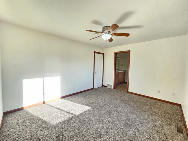 Building Photo - $2,200 -  3 Bed / 2.5 Bath Beautiful Spokane Valley House