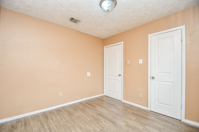 Building Photo - Nice duplex is back on the market