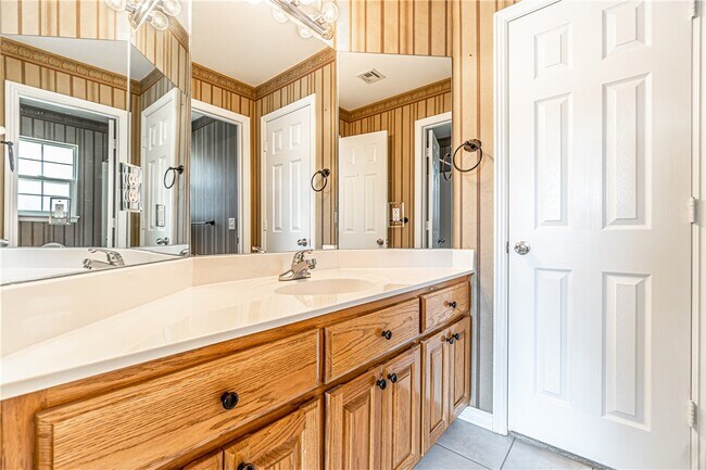 Building Photo - 213 Shane Dr