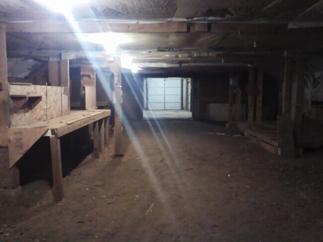 Building Photo - Large Shop Perfect for a home based business, plus 136 feet of waterfront.