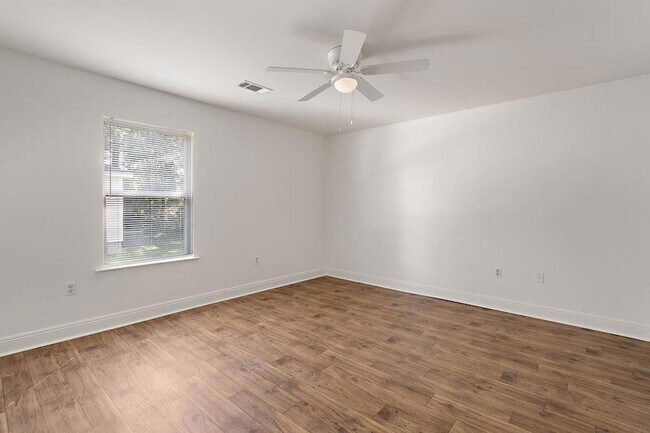 Building Photo - 415 W 33rd Ave