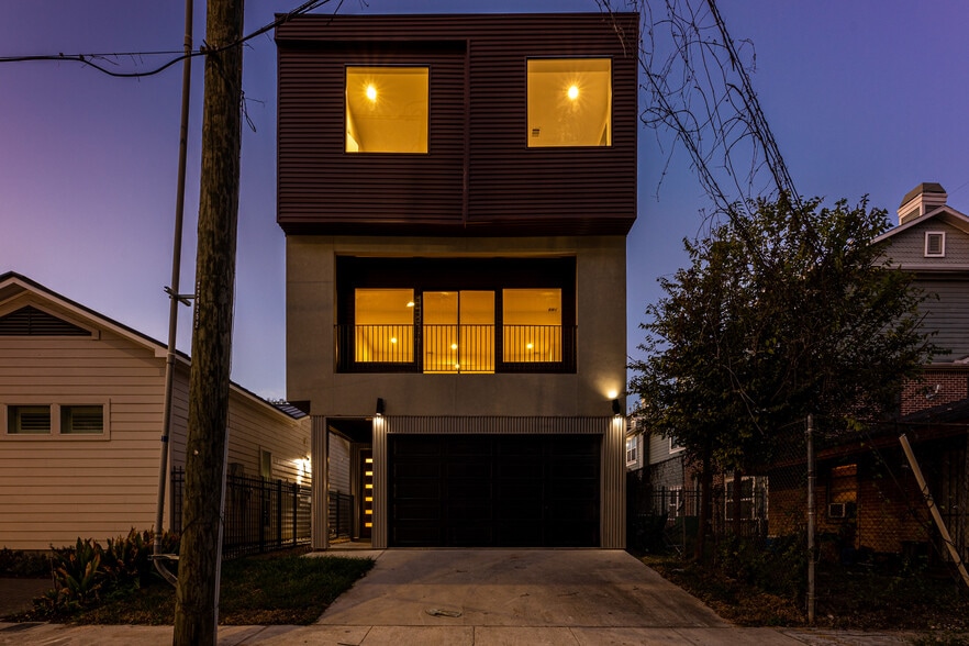 Front of home - 1610 Victor St
