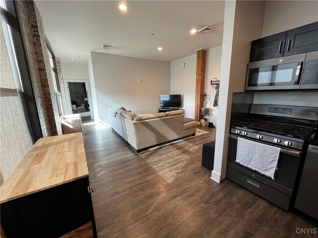 Building Photo - 800 N Clinton St