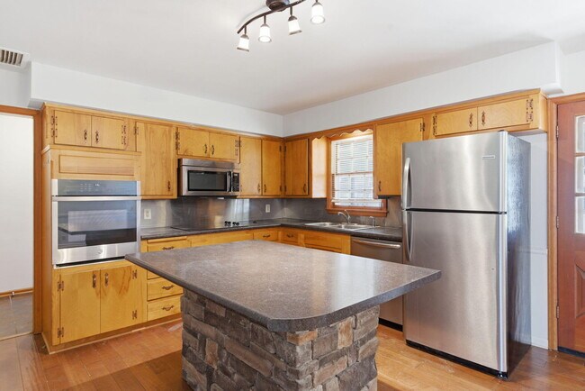 Building Photo - 2308 S Hampton Ave