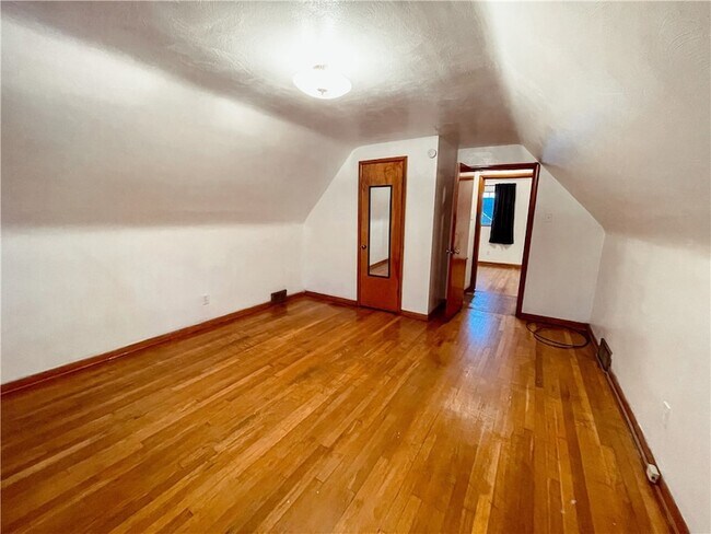 Building Photo - 528 Cypress Alley