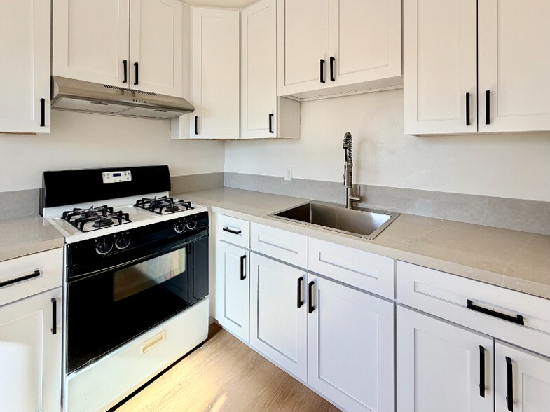 Building Photo - 331 E 1st St