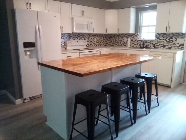 Building Photo - Great home in quiet setting