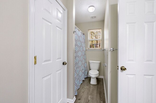 Building Photo - No HOA! Large Lot!