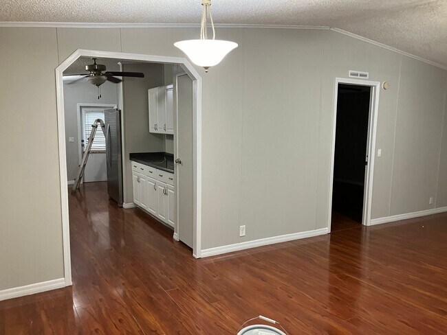 Building Photo - 1706 Riverview Dr