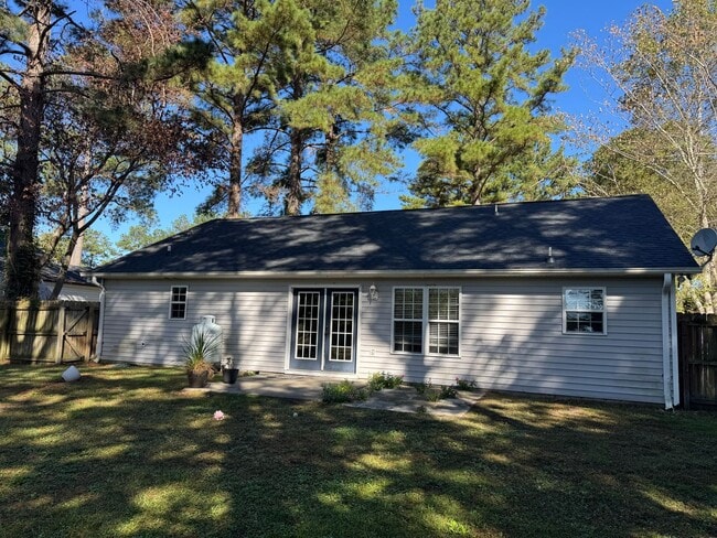 Building Photo - Charming Cul-de-Sac Home