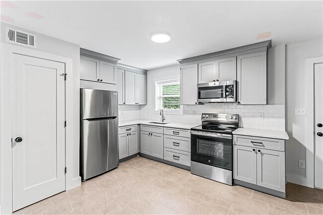 Building Photo - 425 Holderness St SW