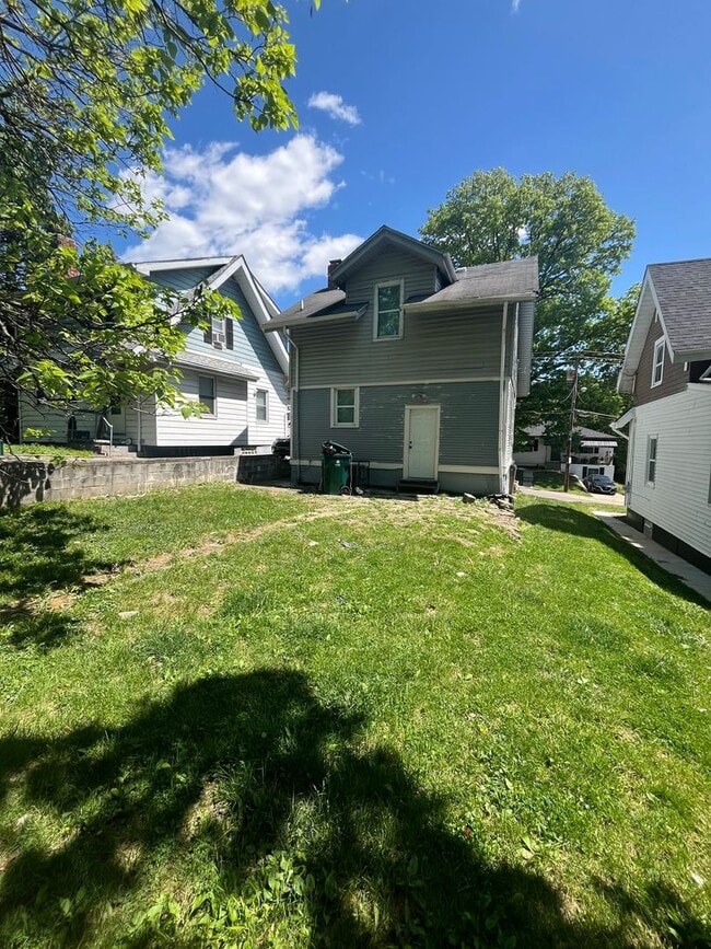 Building Photo - Three Bedroom House on Wyoming!