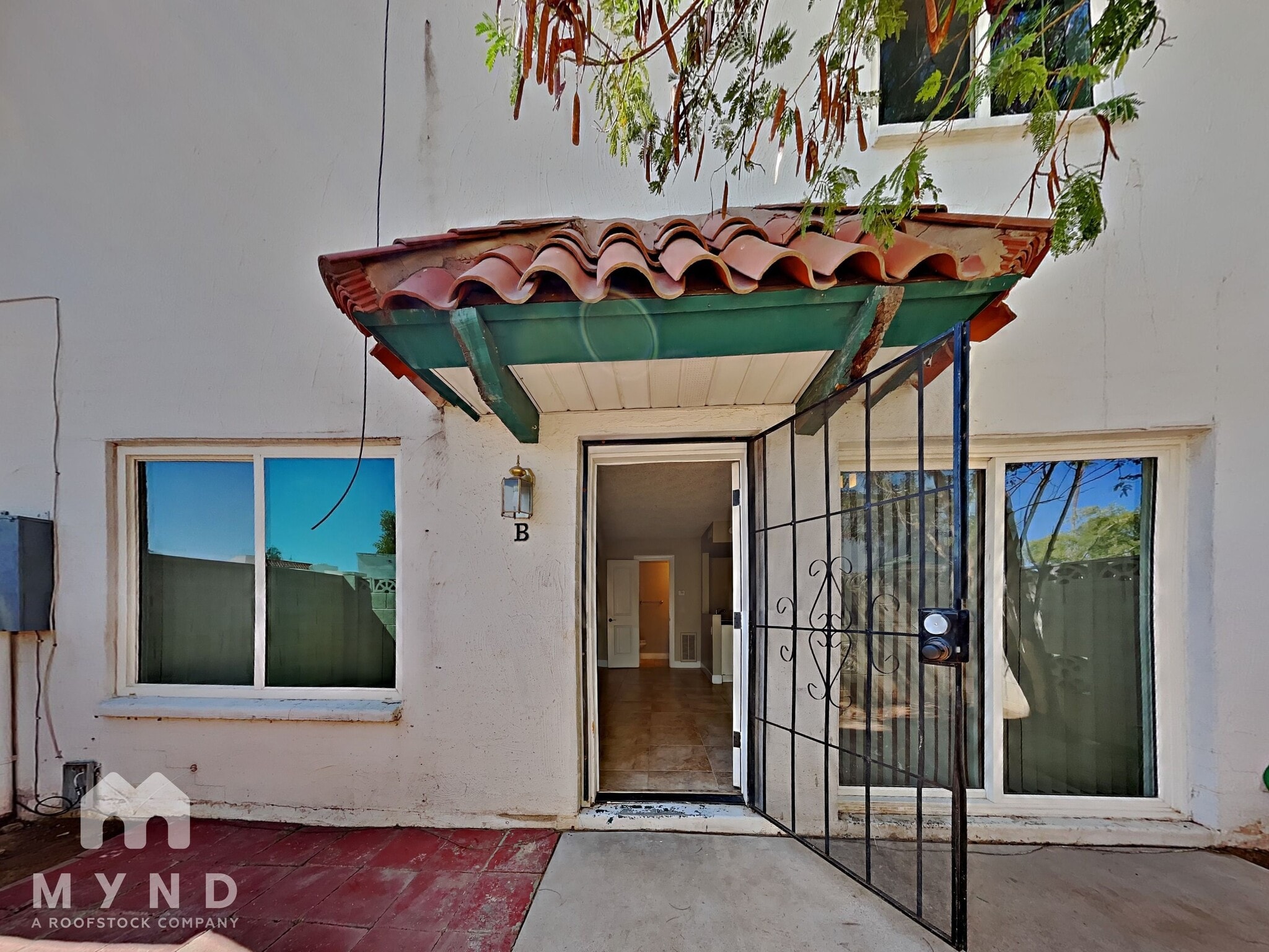 Building Photo - 2132 W Glenrosa Ave