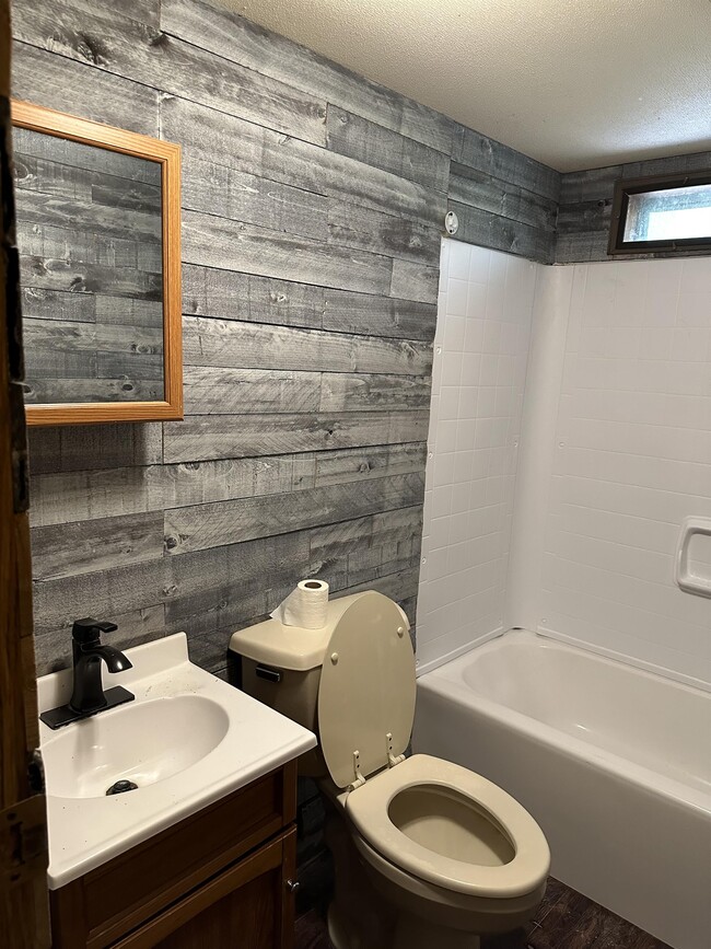 Building Photo - 1967 Chatsworth Ln