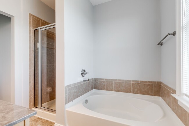 Building Photo - 3 Bedroom Townhome in Oregon Hill!