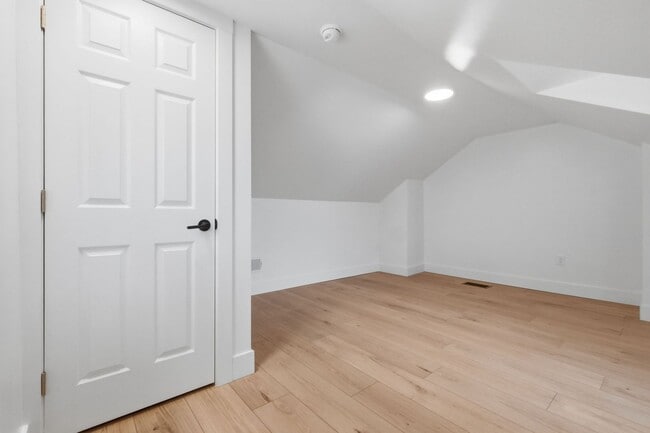 Building Photo - Brand New 3 bed, 2 bath Remodel located in the South Side Flats