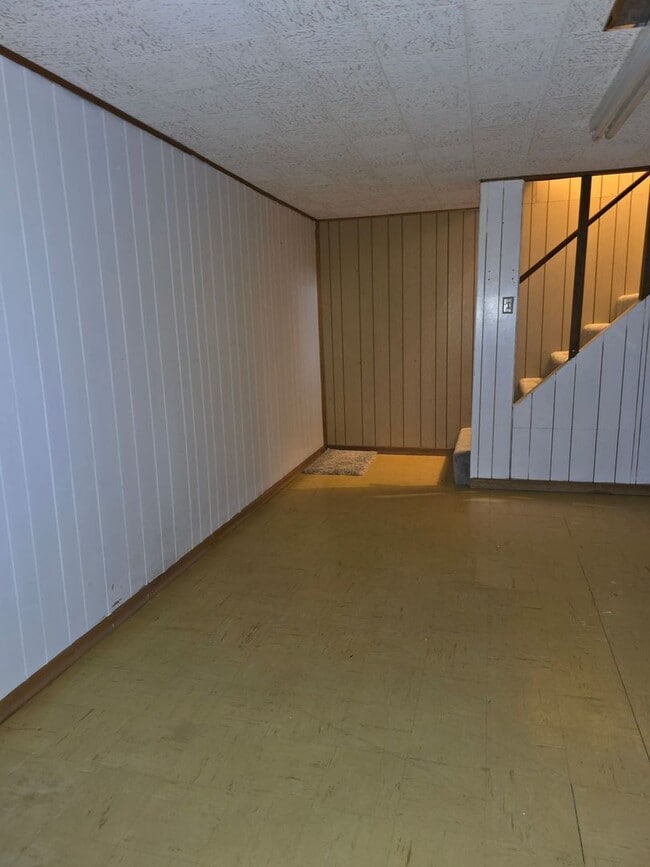 Building Photo - Eastside 4 BD w/garage