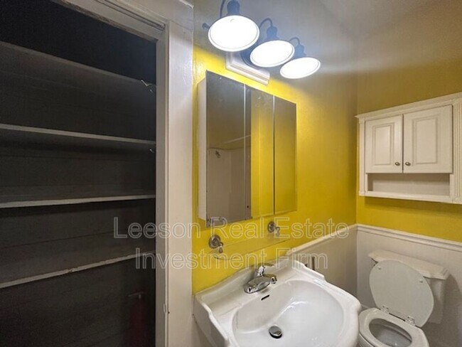 Building Photo - 622 Columbia St