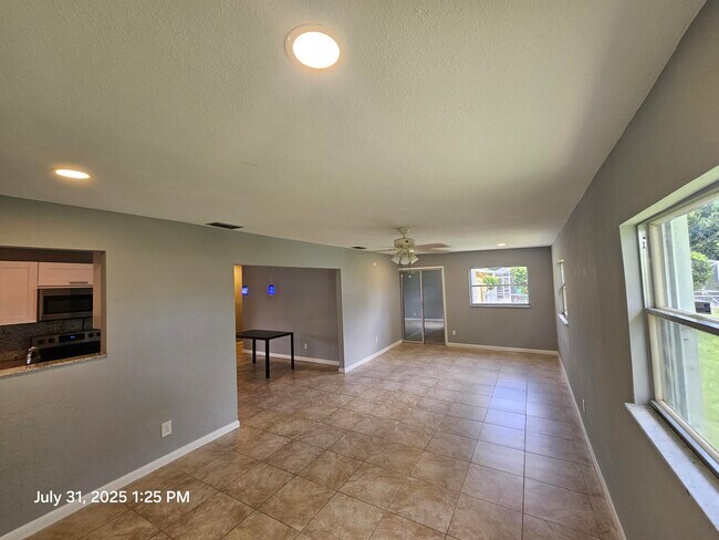 Building Photo - 329 NE Cullman Ct