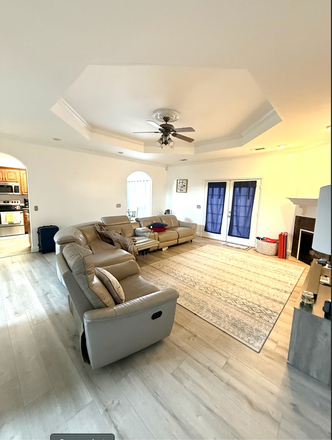 Building Photo - 4 bedroom 2.5 bath home