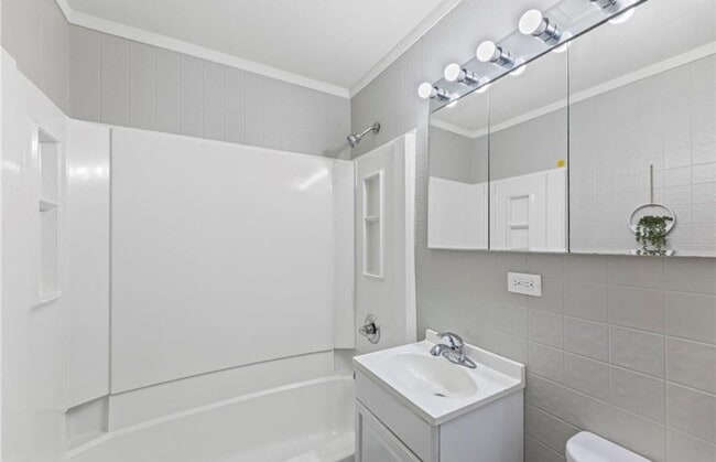 Building Photo - Stunning 3 bed 1 bath Ranch House