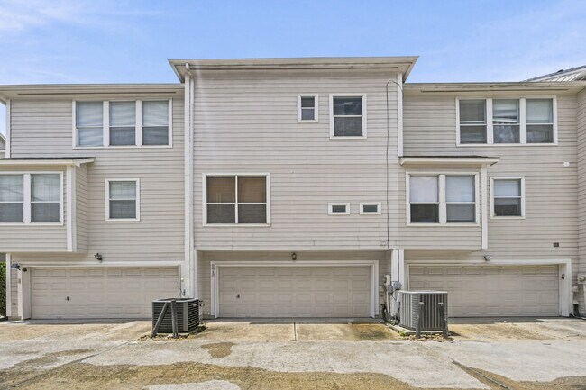 Building Photo - "Chic Urban Living: Spacious 2-Bed, 2-Bath Townhouse in Houston's Heart!"