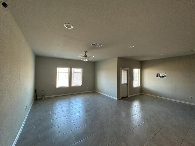 Building Photo - 3207 Sumac Dr