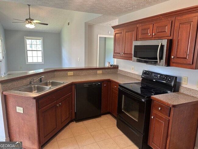 Building Photo - 561 Highland Pointe Dr