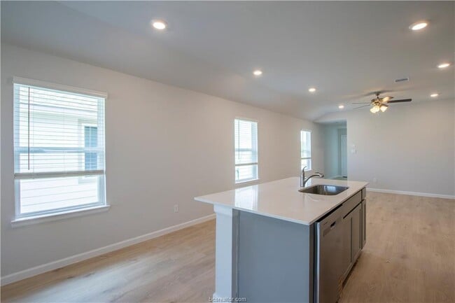 Building Photo - 883 Kickapoo Ln