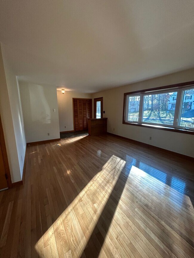 Building Photo - 3 bedroom, 3 bath house located in Park Forest