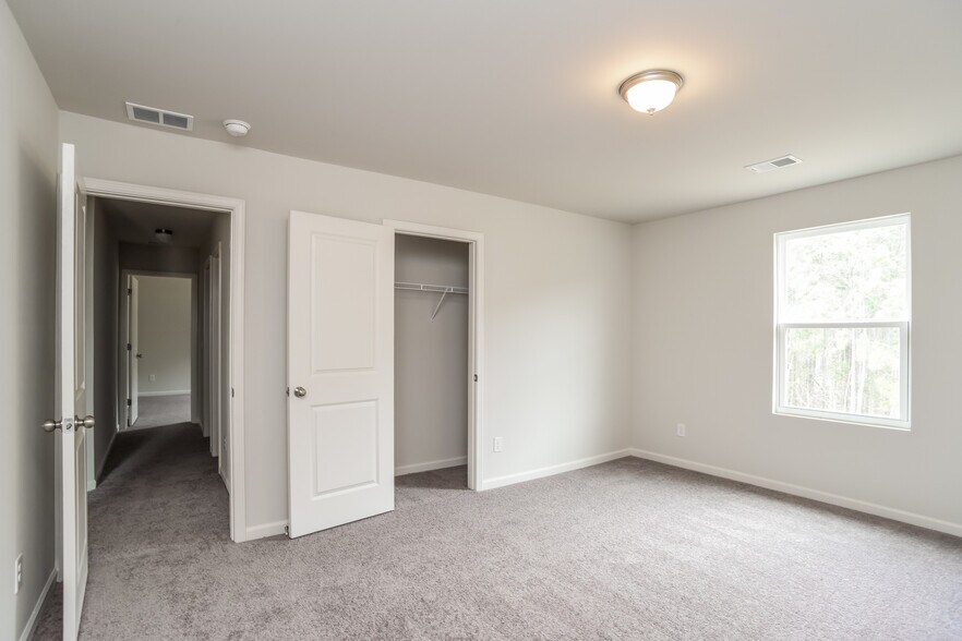 Building Photo - 4047 Lake Russell Dr