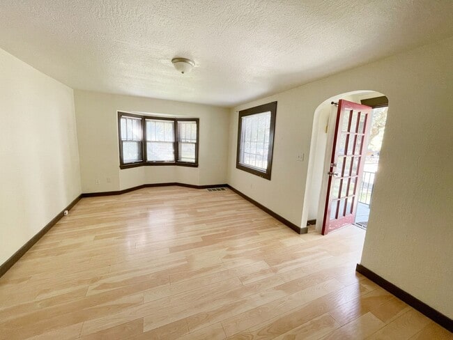 Building Photo - 4 bd/2 ba in Depot Bench